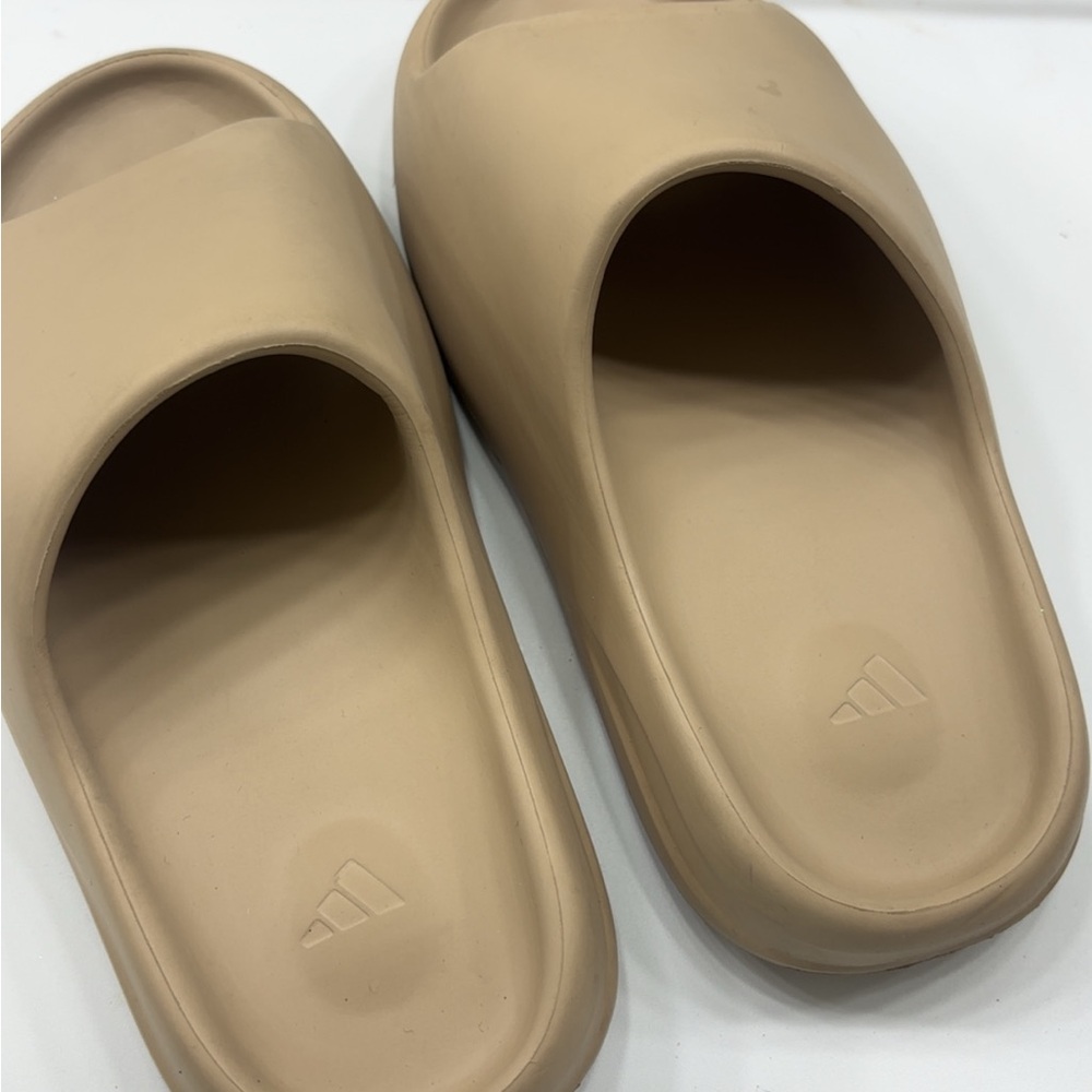 Yeezy Slides - Picture 4 of 5